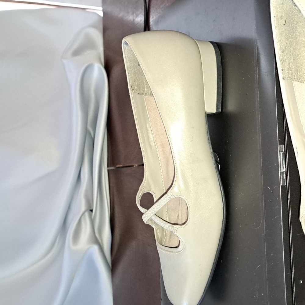 Elegant Women's Dark Bone  Flats Liz Baker size 8W - Picture 5 of 9
